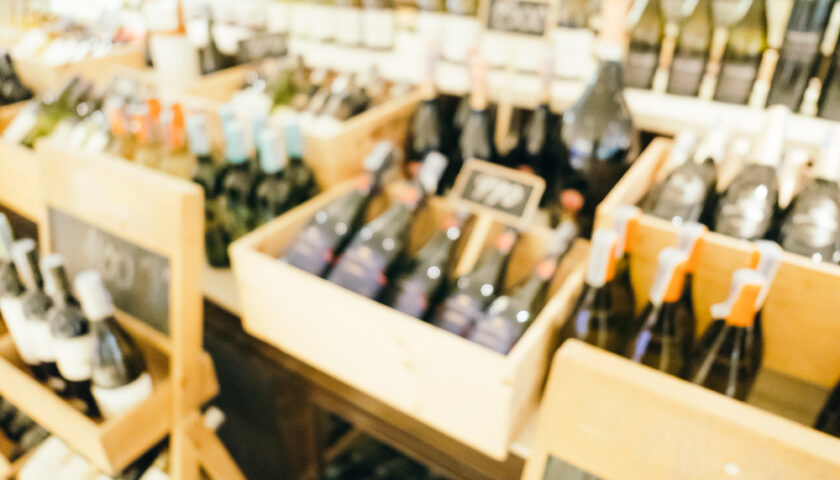 des bouteilles disposées pour la foire aux vins
